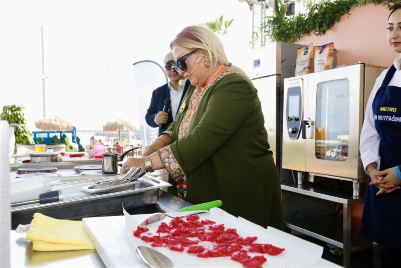 3. alanya tropikal meyve festivali renkli görüntülerle başladı