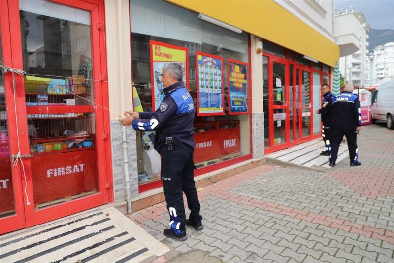 Alanya’da tarihi geçmiş bebek maması ve ekmek satan zincir market mühürlendi
