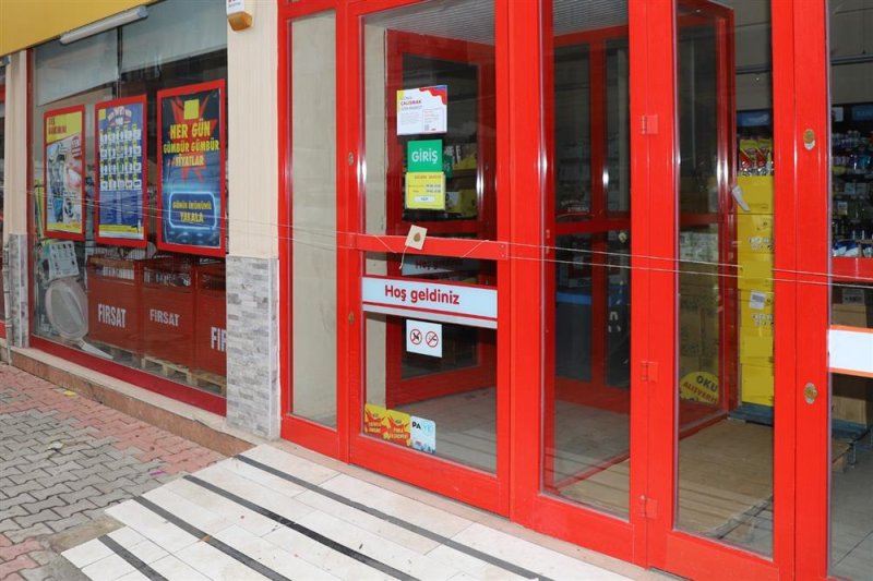 Alanya’da tarihi geçmiş bebek maması ve ekmek satan zincir market mühürlendi