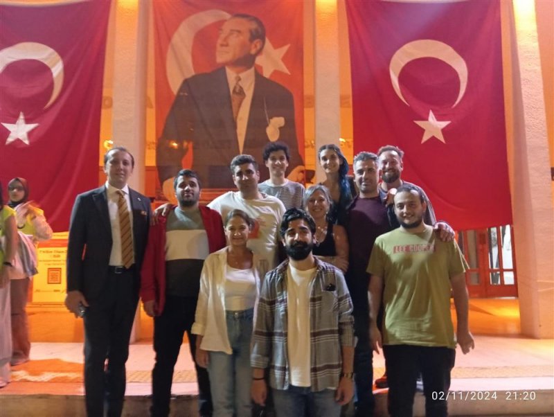 ‘yaşlı adam ve deniz’ adanalı tiyatroseverlerle buluştu
