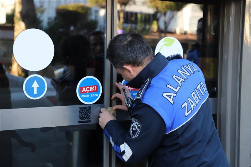 Alanya’da tarihi geçmiş ürün satan 3 zincir market mühürlendi