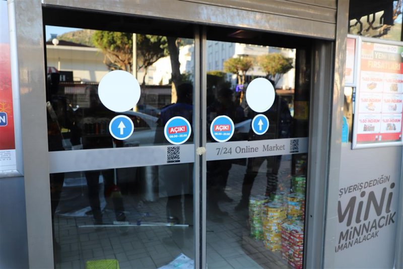 Alanya’da tarihi geçmiş ürün satan 3 zincir market mühürlendi
