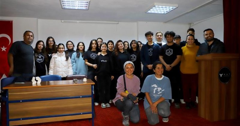 Heykeltıraşlar öğrencilerle sanat konuştu