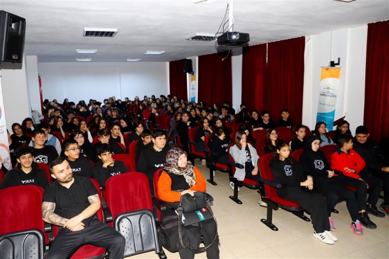 Heykeltıraşlar öğrencilerle sanat konuştu