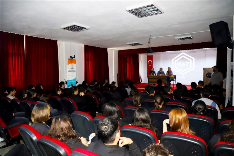 Heykeltıraşlar öğrencilerle sanat konuştu