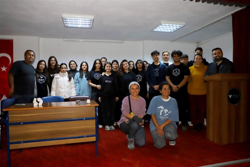 Heykeltıraşlar öğrencilerle sanat konuştu