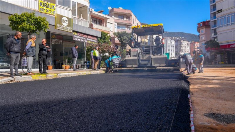 Alanya belediyesi’nden büyükhasbahçe caddesinde asfalt seferberliği