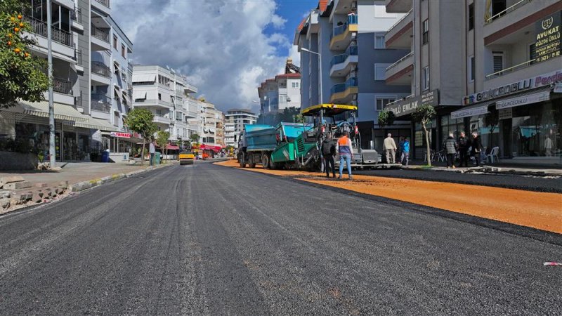 Alanya belediyesi’nden büyükhasbahçe caddesinde asfalt seferberliği