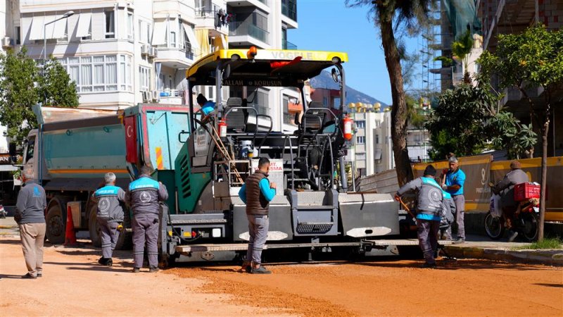 Alanya belediyesi’nden büyükhasbahçe caddesinde asfalt seferberliği