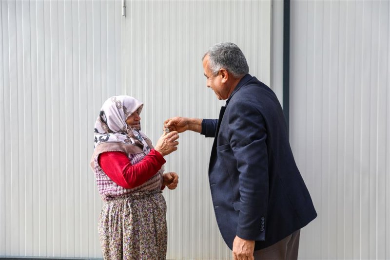 Alanya belediyesi’nden yeniköy’deki ihtiyaç sahibi aileye konteyner ev desteği