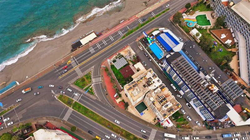 Alanya belediyesi'nin park alanını işgal eden restoran kaldırıldı