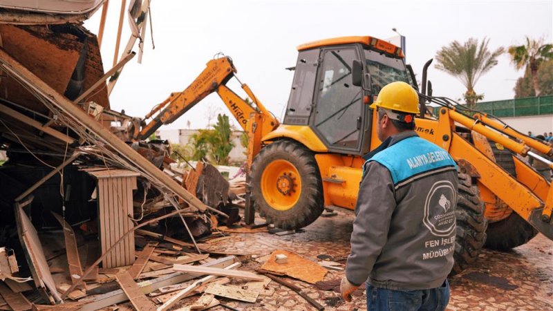 Alanya belediyesi'nin park alanını işgal eden restoran kaldırıldı