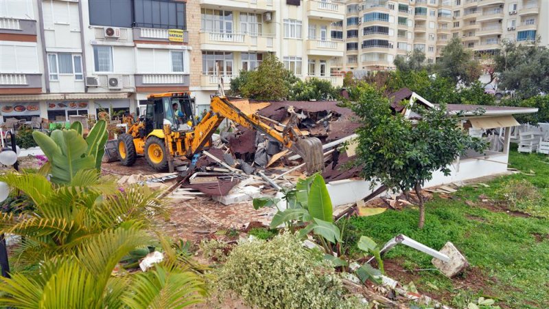 Alanya belediyesi'nin park alanını işgal eden restoran kaldırıldı