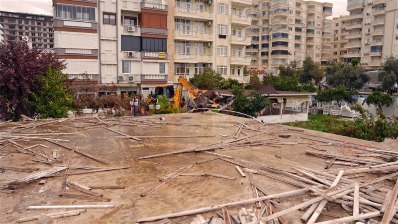 Alanya belediyesi'nin park alanını işgal eden restoran kaldırıldı