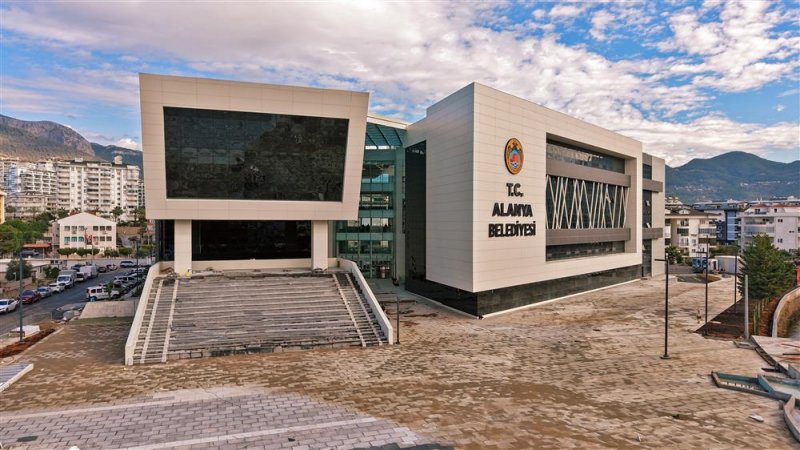 Alanya belediyesi yeni binasında hizmete başladı