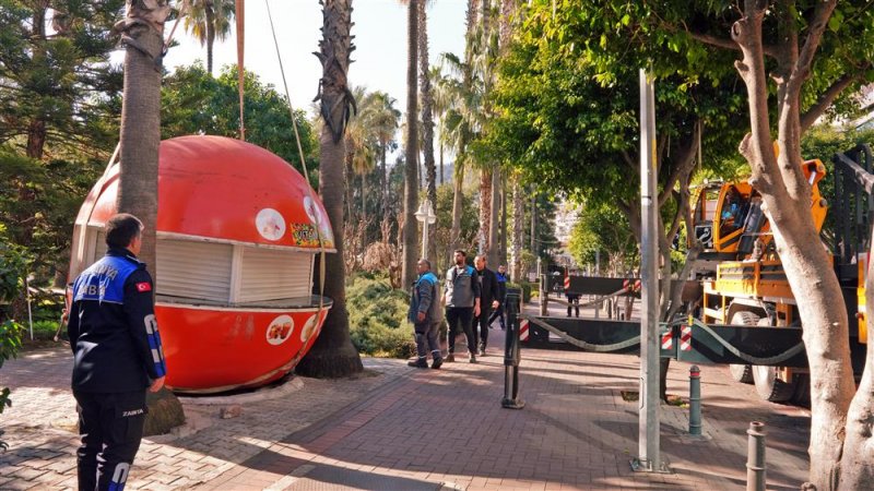 Alanya'da kaçak portakal büfeler kaldırılıyor