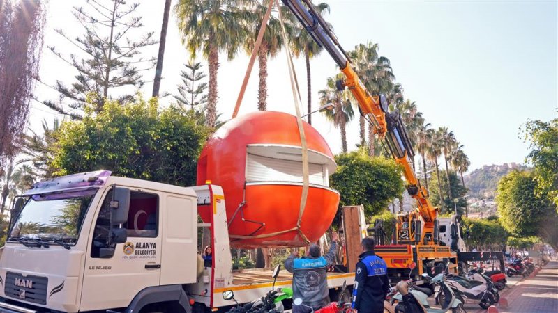 Alanya'da kaçak portakal büfeler kaldırılıyor