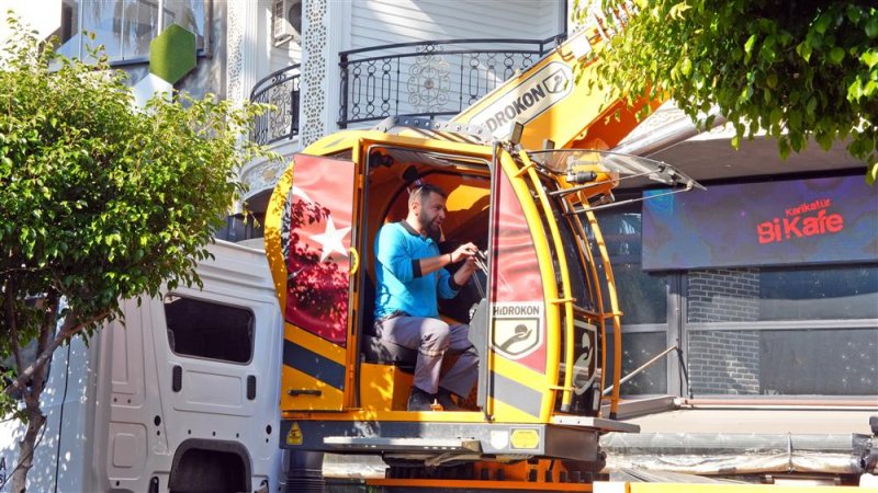 Alanya'da kaçak portakal büfeler kaldırılıyor