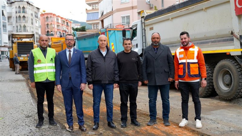 Başkan özçelik asfalt çalışmalarını yerinde inceledi