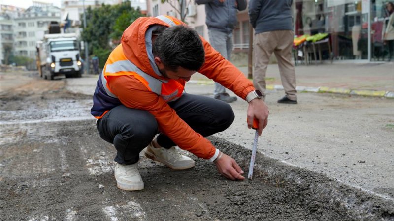 Başkan özçelik asfalt çalışmalarını yerinde inceledi