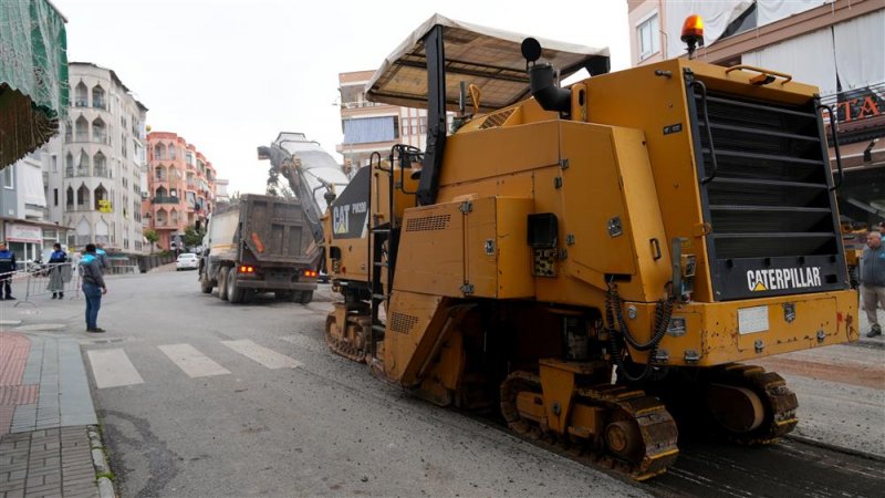 Başkan özçelik asfalt çalışmalarını yerinde inceledi
