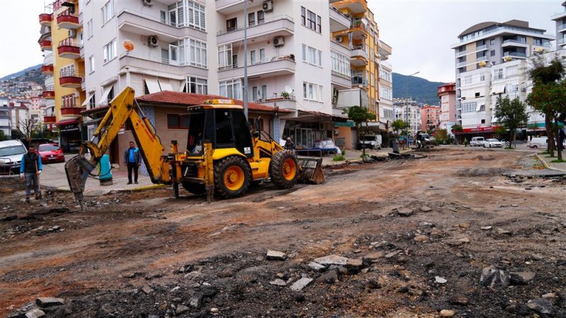 Başkan özçelik asfalt çalışmalarını yerinde inceledi