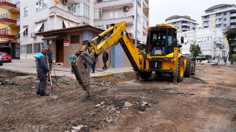 Başkan özçelik asfalt çalışmalarını yerinde inceledi