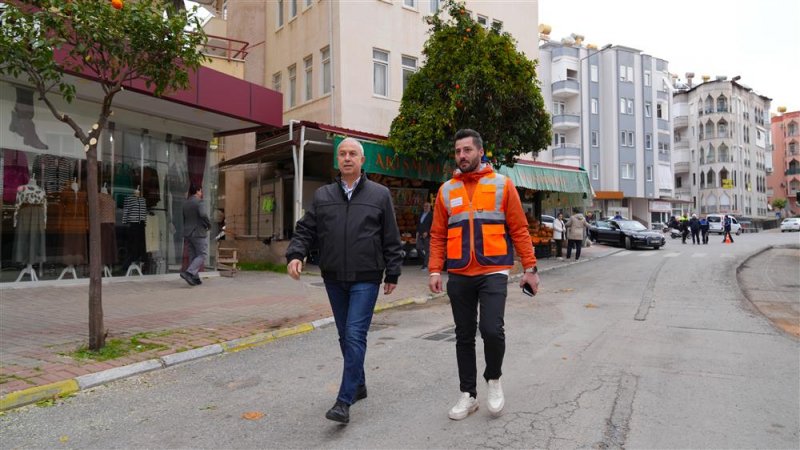 Başkan özçelik asfalt çalışmalarını yerinde inceledi