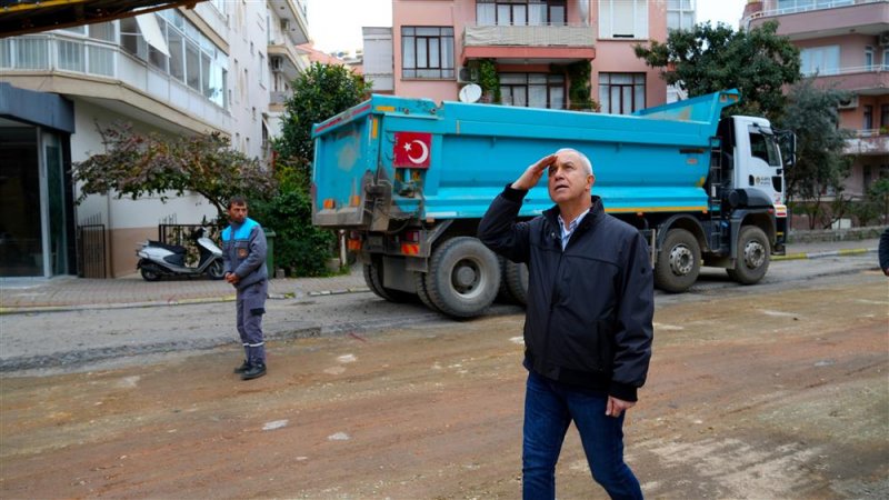Başkan özçelik asfalt çalışmalarını yerinde inceledi