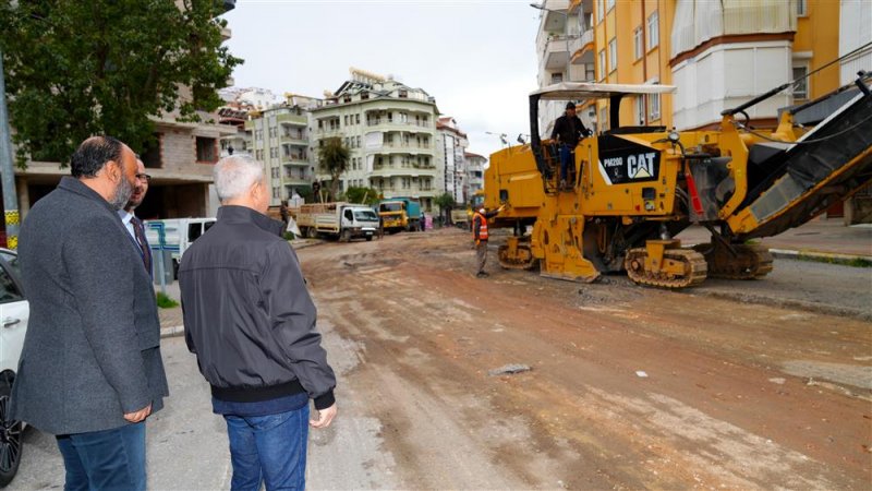 Başkan özçelik asfalt çalışmalarını yerinde inceledi