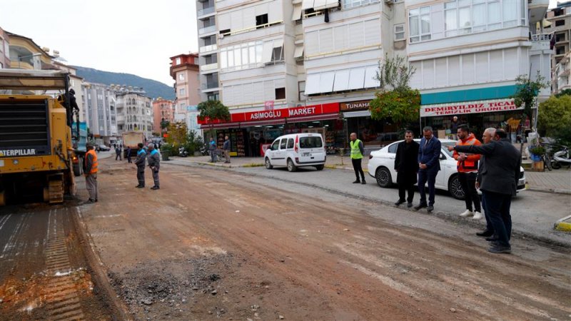 Başkan özçelik asfalt çalışmalarını yerinde inceledi