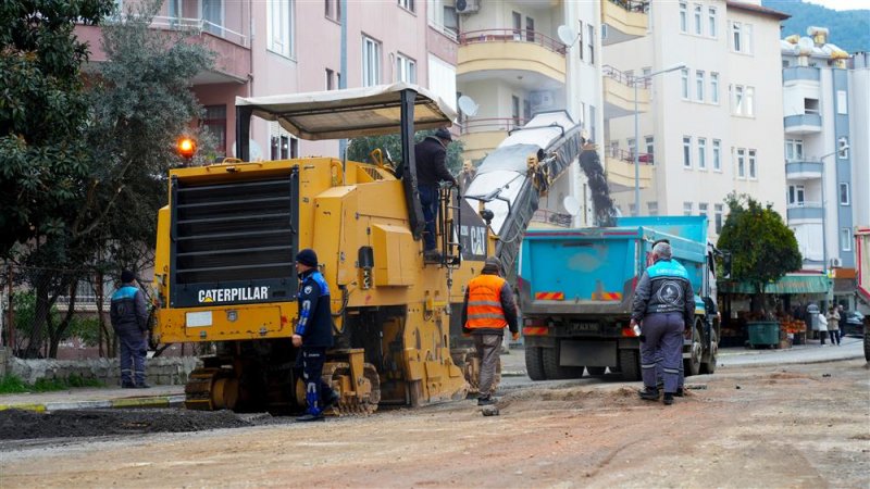 Başkan özçelik asfalt çalışmalarını yerinde inceledi