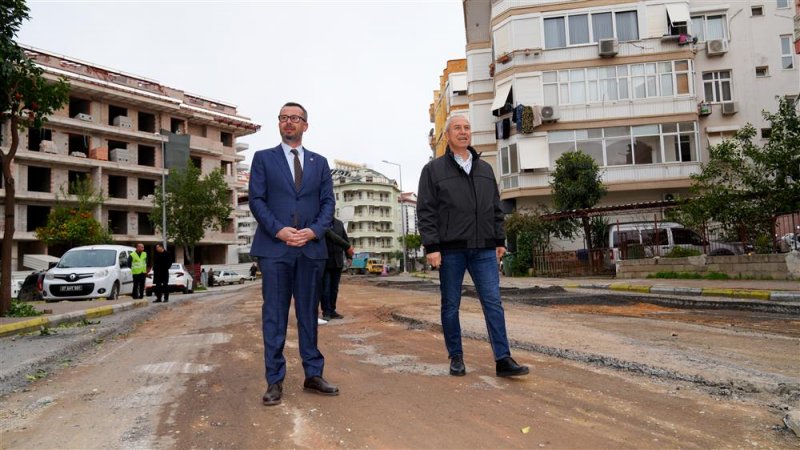 Başkan özçelik asfalt çalışmalarını yerinde inceledi