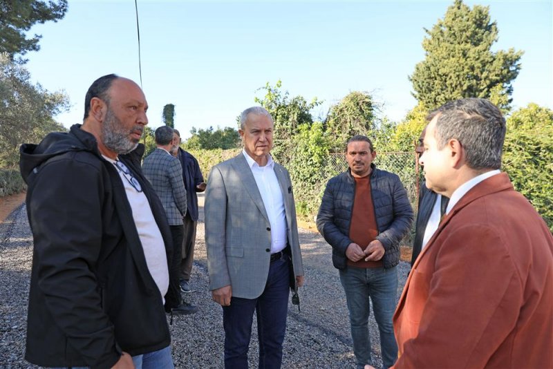 Başkan özçelik peyzaj çalışmalarını denetledi, asfalt müjdesi verdi