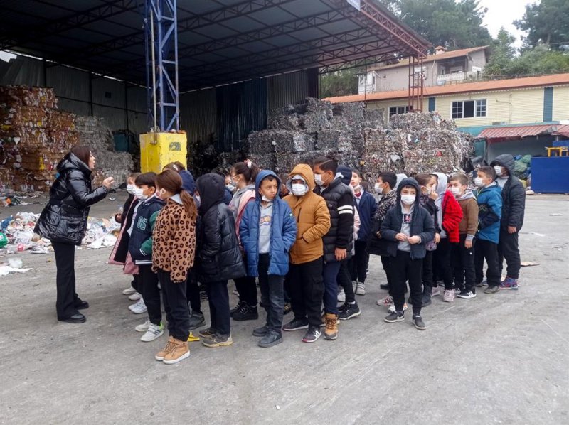 Çevreye duyarlı öğrenciler geri dönüşüm tesisini ziyaret etti