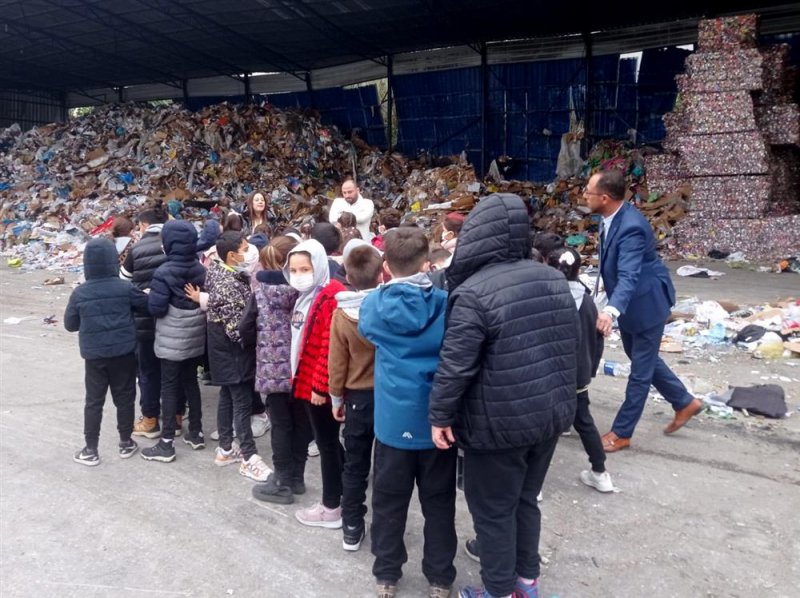 Çevreye duyarlı öğrenciler geri dönüşüm tesisini ziyaret etti