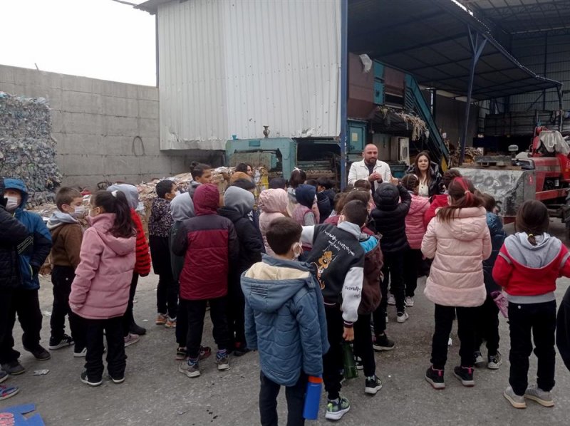 Çevreye duyarlı öğrenciler geri dönüşüm tesisini ziyaret etti