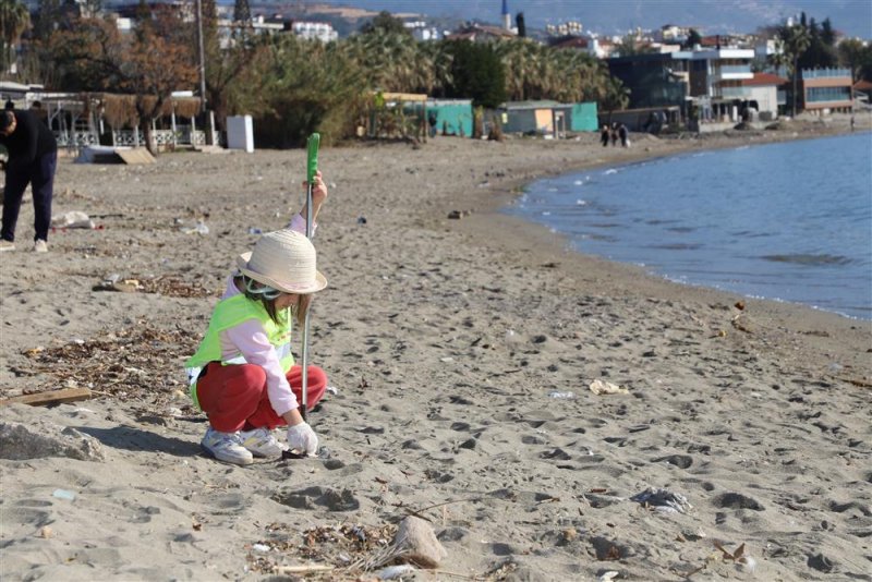 Çocuklar başkan özçelik’le sahili temizledi