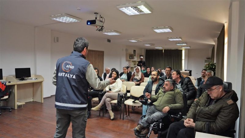 Engelsiz yaşam merkezi’nde deprem hazırlık semineri düzenlendi