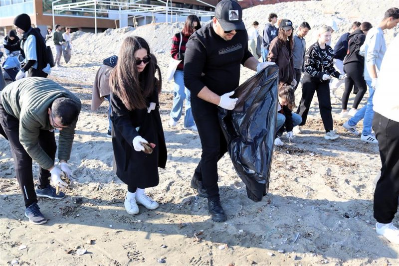 Gençlerden sahil temizliği hareketi