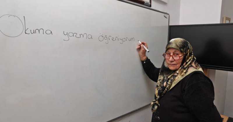 84 Yaşındaki Ayşe Nine Okuma Yazmayı,Afrikalı Cisse Türkçe’yi Atasem’de Öğreniyor