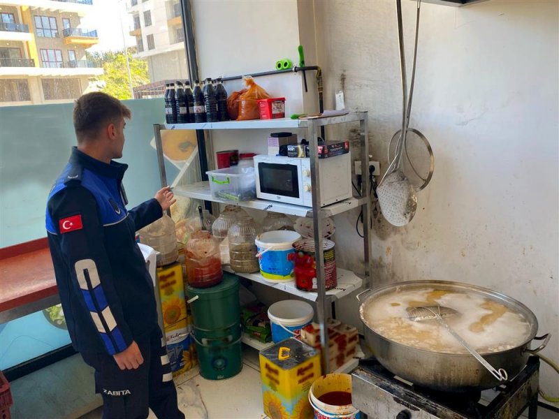Alanya belediyesi halk sağlığını tehlikeye atan ruhsatsız işletmeyi mühürledi