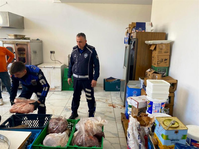 Alanya belediyesi halk sağlığını tehlikeye atan ruhsatsız işletmeyi mühürledi