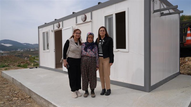 Alanya belediyesi’nden zor şartlarda yaşayan fatma teyze’ye konteyner ev