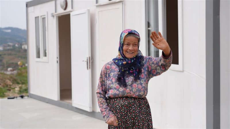 Alanya belediyesi’nden zor şartlarda yaşayan fatma teyze’ye konteyner ev