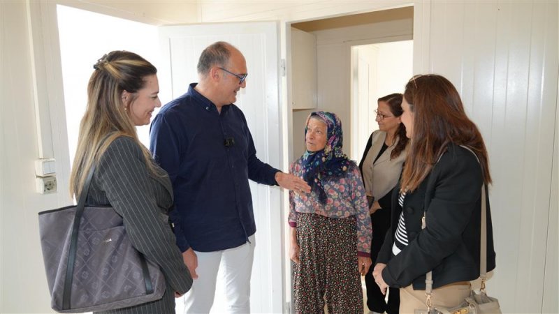 Alanya belediyesi’nden zor şartlarda yaşayan fatma teyze’ye konteyner ev