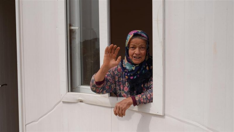 Alanya belediyesi’nden zor şartlarda yaşayan fatma teyze’ye konteyner ev