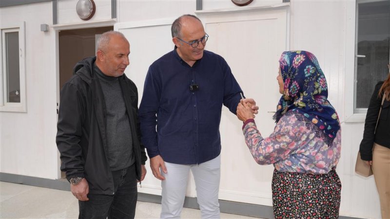 Alanya belediyesi’nden zor şartlarda yaşayan fatma teyze’ye konteyner ev