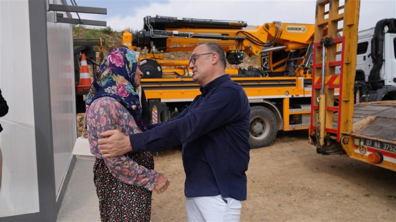 Alanya belediyesi’nden zor şartlarda yaşayan fatma teyze’ye konteyner ev