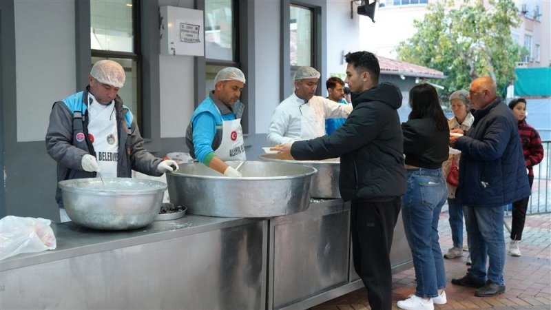 Alanya’da 3 noktada günlük 3 bin kişiye iftar sofrası